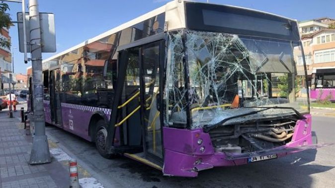 İETT otobüsü park halindeki 4 araca çarptı: 7 yaralı