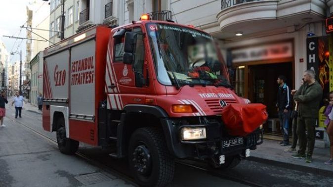 İstanbul&#039;da korkutan otel yangını