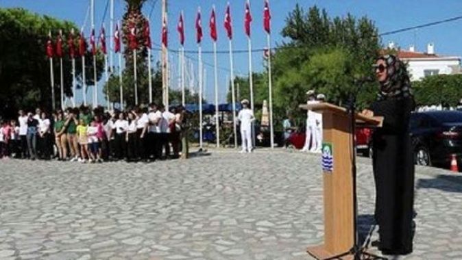 İzmir&#039;de skandal: Başörtülü sunucu öğretmene akıl almaz tepki