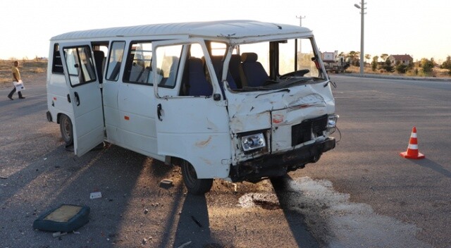 Karaman&#039;da iki minibüs çarpıştı: 15 yaralı