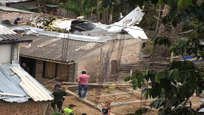 Kolombiya’da evin çatısına küçük uçak düştü: 7 ölü