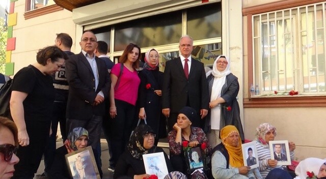 Osmanlı hanedanı torunu Nurhan Osmanoğlu’ndan HDP önündeki ailelere destek ziyareti