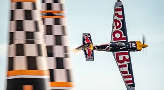 Red Bull Air Race&#039;te şampiyon Matt Hall