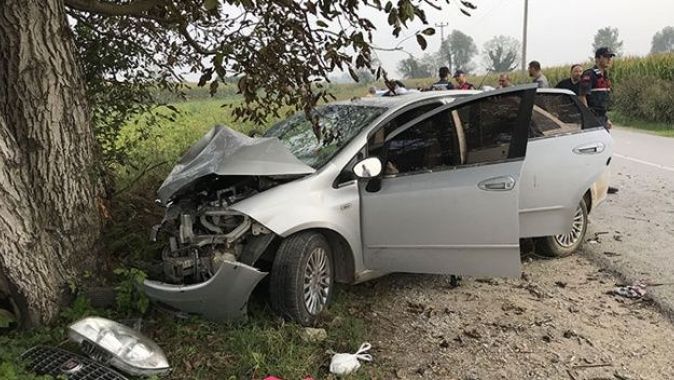 Sakarya&#039;da otomobil ağaca çarptı: 3’ü ağır 5 yaralı