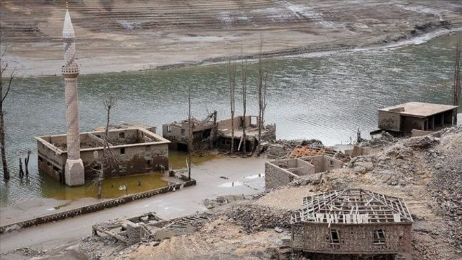Sular çekildi baraja gömülü köy açığa çıktı