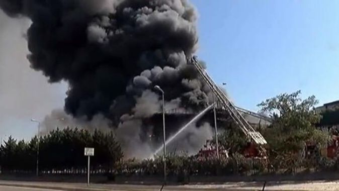 Tuzla&#039;da fabrika yangını! Patlama oldu, 2 itfaiye eri yaralandı
