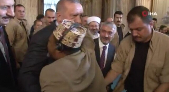 Afrikalı katılımcı, Cumhurbaşkanı Erdoğan’a ‘Reis’ diye seslenerek sarıldı