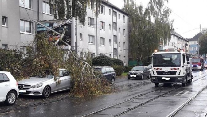 Almanya’da fırtına hayatı felç etti