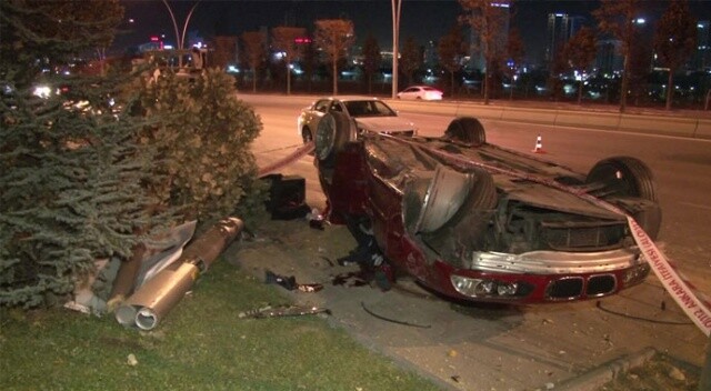 Ankara&#039;da otomobil aydınlatma direğine çarptı: 1 ölü, 3 yaralı