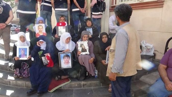 Annelerin HDP önündeki evlat nöbeti 30&#039;uncu gününde