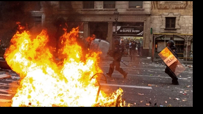 Ayrılıkçı Katalanlar Barselona sokaklarını ateşe verdi