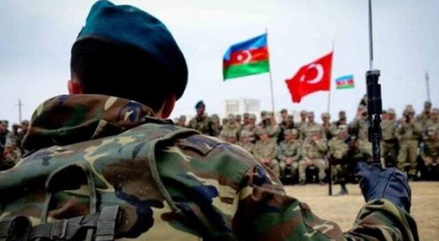Azerbaycanlı gençler Türk ordusuna katılmak için başvuruda bulunuyor