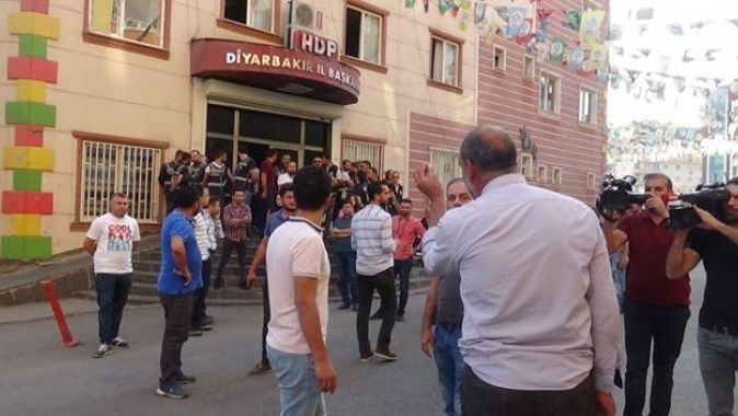 Barış Pınarı harekatı başladı! Diyarbakır’da HDP il binası önü karıştı