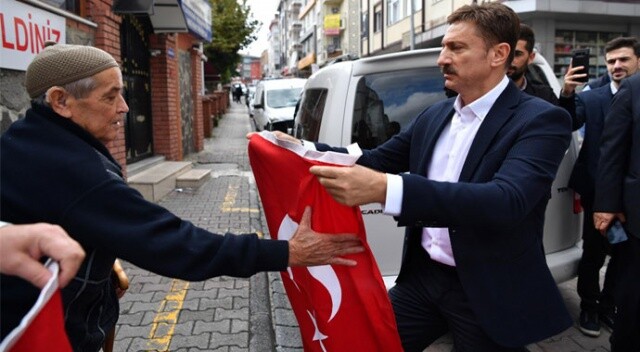 Barış Pınarı Operasyonuna destek için Türk Bayrağı dağıtıldı