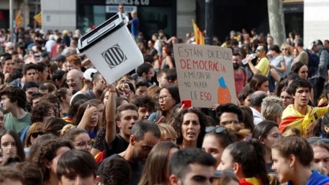 Barselona&#039;da protestolar sürüyor! Uçuşlar iptal edildi