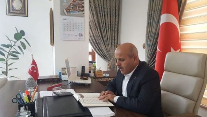 Belediye başkanı makamında Mehmetçik için fetih suresi okudu