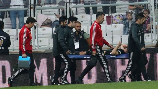 Beşiktaş&#039;ta Dorukhan Toköz ameliyat edildi