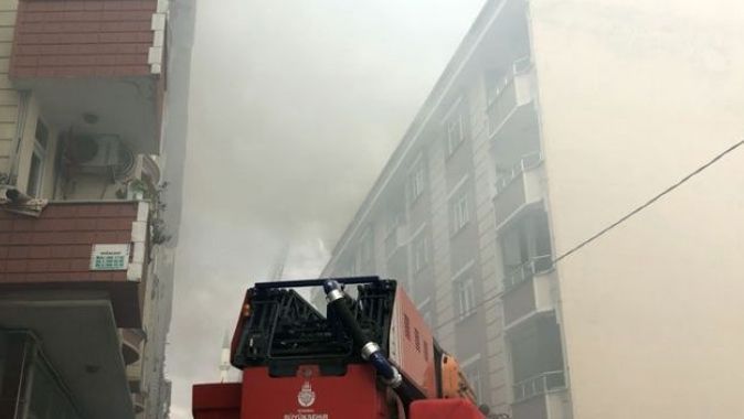 Esenyurt&#039;ta bir binanın çatı katında yangın çıktı