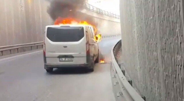 Esenyurt&#039;ta ticari minibüs alev alev yandı
