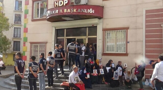 Evlat nöbeti tutan ailelerin HDP önündeki oturma eylemi 32&#039;nci gününde