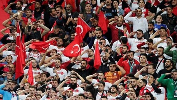 Fransa-Türkiye maçını 30 bin Türk takip etti!