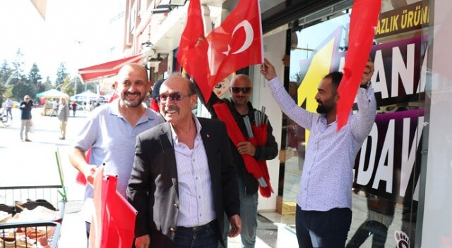 Gazeteciler, Barış Pınarı Harekatı’na destek için esnafa Türk bayrağı dağıttı
