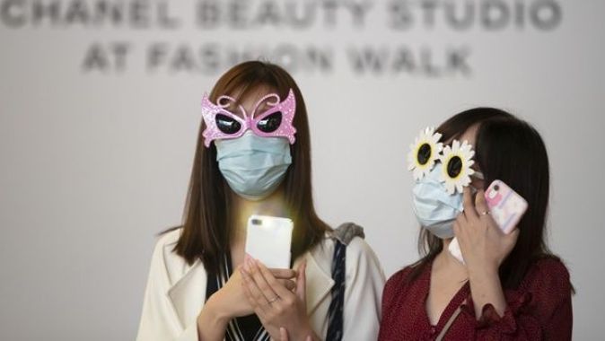 Hong Kong&#039;da göstericilerin maskeli protestoları sürüyor