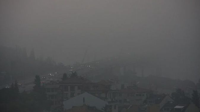İstanbul Boğazı’ndaki köprüler sis nedeniyle adeta kayboldu