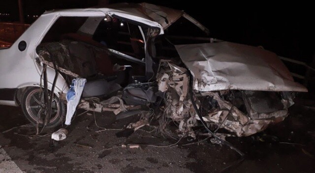 İzmir&#039;de otomobil korkuluklara çarptı: 2 ölü, 1 ağır yaralı