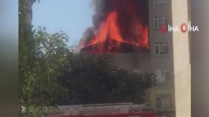 Kartal&#039;da binanın çatısı alev alev yandı