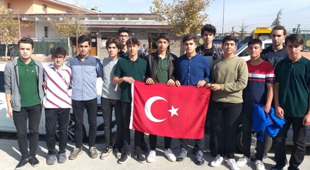 Lise öğrencileri Barış Pınarı&#039;na katılmak için askerlik şubesine başvurdu