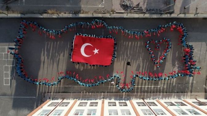 Ortaokul öğrencilerinden Türk bayrağı koreografili destek