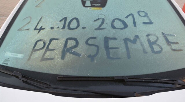 Sarıkamış’ta dereceler -4&#039;ü gördü! Soğuktan araçların camları dondu