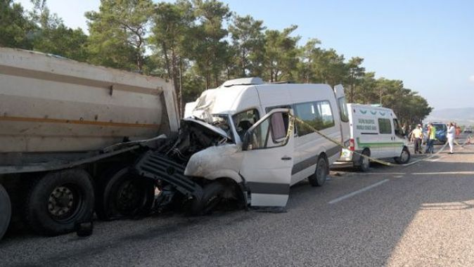 Silifke&#039;de feci kaza... Rus mühendisleri taşıyan minibüs kaza yaptı: 2 ölü, 11 yaralı