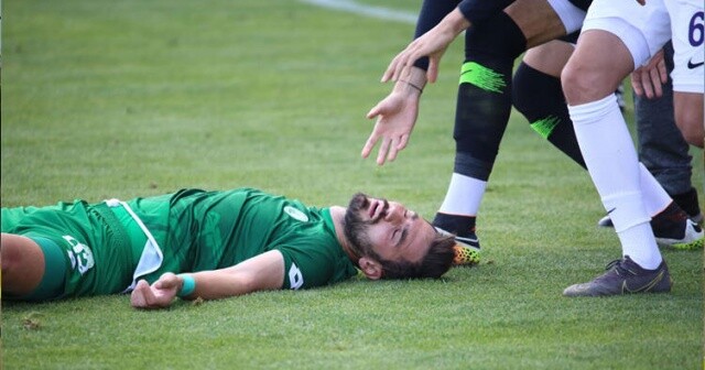 Sivas- Eyüpspor maçında korkutan görüntü... Genç futbolcu birden yere yığıldı!