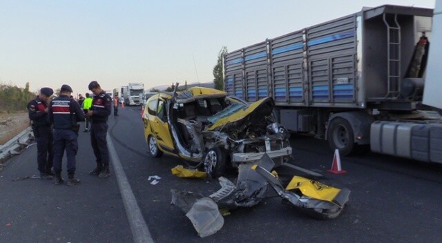 Ticari taksi kamyona çarptı: 1 ölü, 1 yaralı