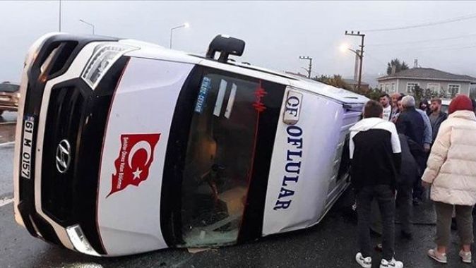 Trabzon&#039;da yolcu minibüsü ile otomobil çarpıştı: 20 yaralı