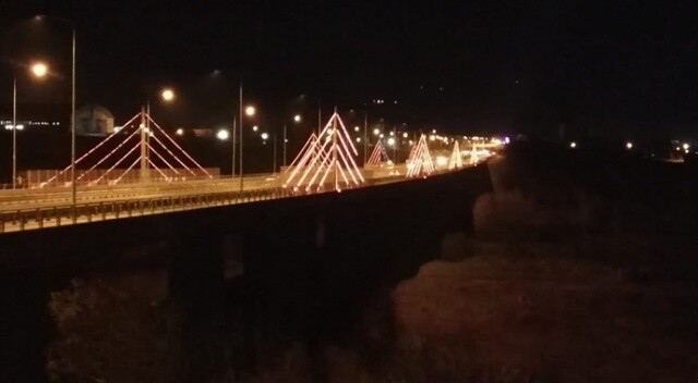 547 metrelik köprünün ışıkları, kadınlar için turuncu yandı