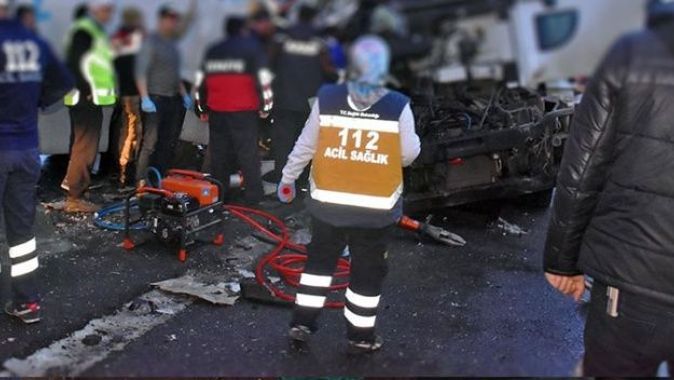 Afyonkarahisar-Konya karayolunda feci kaza: 2 ölü, 21 yaralı