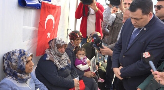 AP üyesi Zdechovsky&#039;den HDP önünde evlat nöbeti tutan ailelere ziyaret