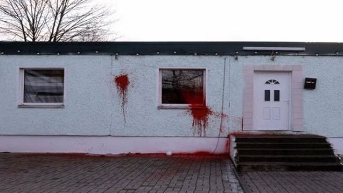 Almanya&#039;da bir camiye boyalı saldırı düzenlendi