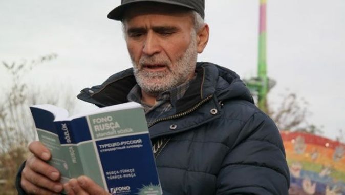 Çerkes asıllı Rus baba elinde sözlük ile şehir şehir oğlunu arıyor