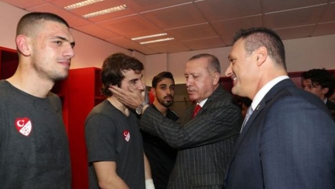 Cumhurbaşkanı Erdoğan soyunma odasına inerek Millileri kutladı