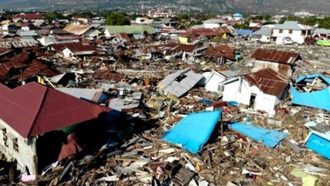 Endonezya&#039;da 7,1 büyüklüğündeki depremin ardından tsunami uyarısı