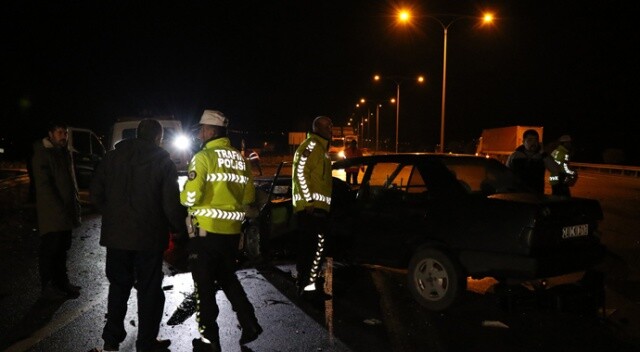 Erzincan&#039;da iki otomobil çarpıştı: 1 ölü, 2 yaralı