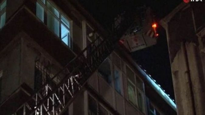 Fatih’te 6 katlı binanın çatısında korkutan yangın
