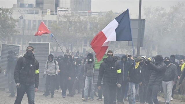 Fransa&#039;da sarı yelekliler gösterilerin birinci yılında sokaklarda