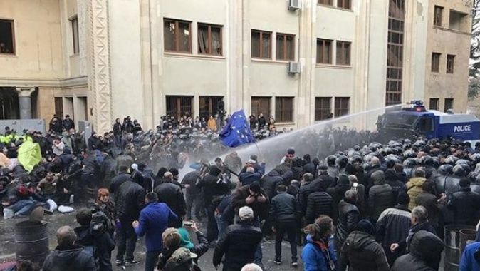 Gürcistan&#039;da güvenlik güçleri parlamentoyu kuşatan protestoculara müdahale etti