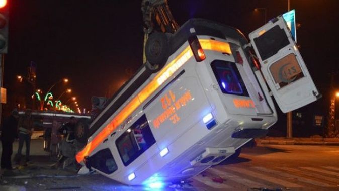 Hasta taşıyan ambulans otomobille çarpıştı: 1 ölü, 9 yaralı