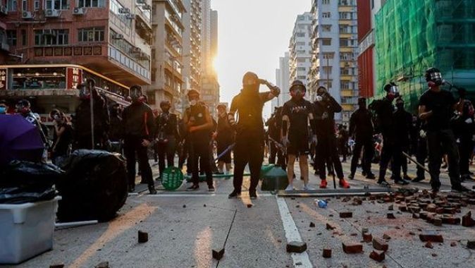 Hong Kong&#039;da protestocular metro istasyonu ve alışveriş merkezine saldırdı